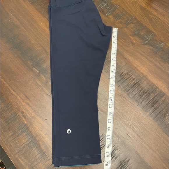 LuluLemon Reversible Blue Capri Leggings Size 8 - Picture 6 of 6